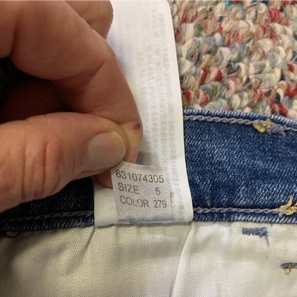 Hollister Medium Wash Distressed Ripped Low Rise Cuffed Midi Shorts Size 5/27 - Picture 8 of 14